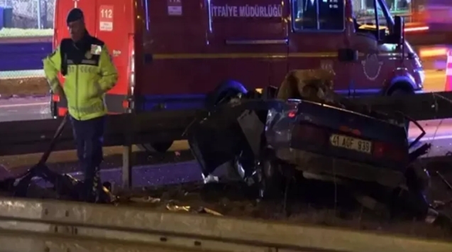 Otomobil bariyerlere çarptı: 3 ölü...