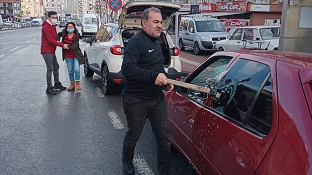 Damadının arabasını balta ile parçaladı...