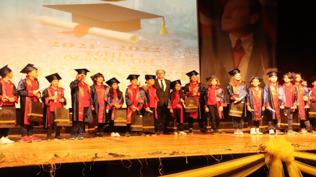 Ereğli İlkokulu öğrencileri mezuniyet sevinci yaşadı.