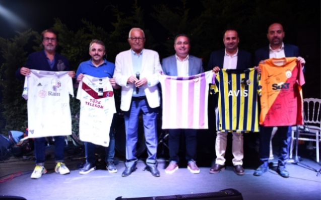 DESTEK GECESİNDE 5 BÜYÜK TAKIMIN İMZALI FORMALARI SATILDI