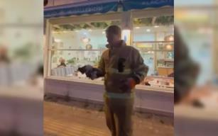 Araca sıkışan kediyi itfaiye kurtardı...