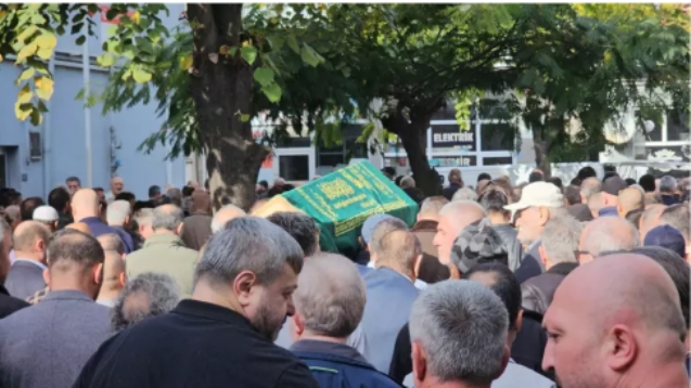 Evinde bıçaklanmış halde bulunmuştu, toprağa verildi