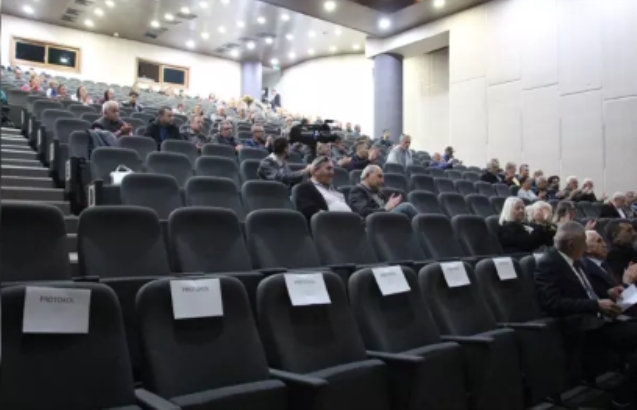 Düzenlenen etkinlikte salon boş kaldı...