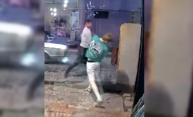 Kafede tekmeler yumruklar havada uçuştu...