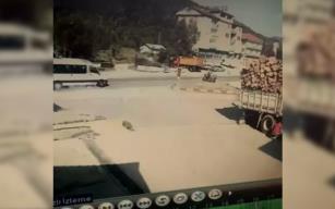Servis minibüsünün elektrikli bisiklete çarptı...