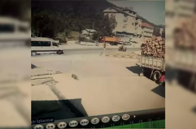 Servis minibüsünün elektrikli bisiklete çarptı...
