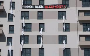 İnşa ettikleri binalara 78 çarşaf astı...
