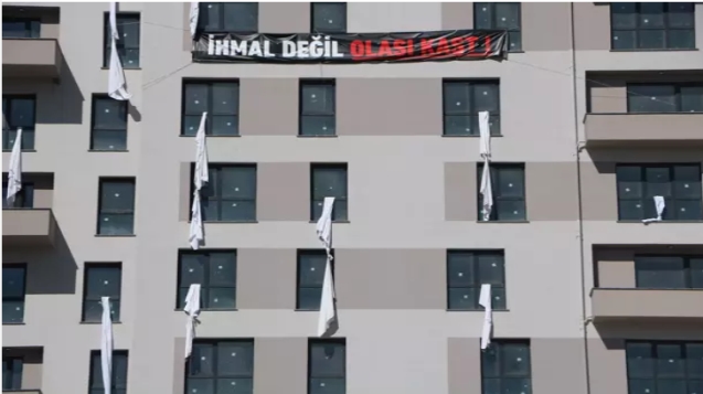 İnşa ettikleri binalara 78 çarşaf astı...