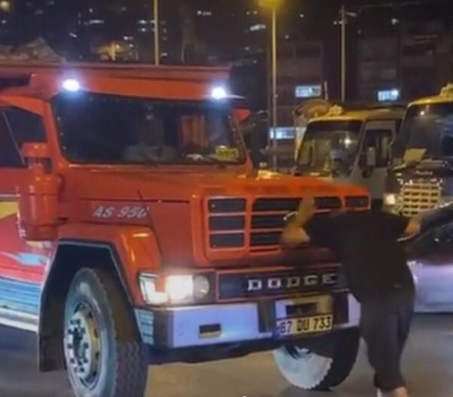 Kamyona kafa attı...