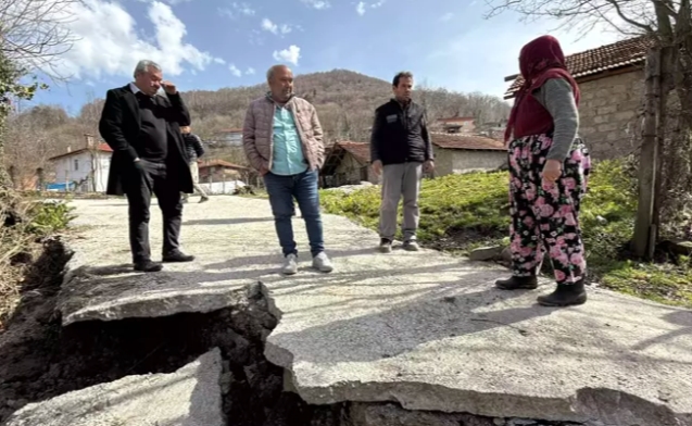Heyelanda mahalledeki yol çöktü...