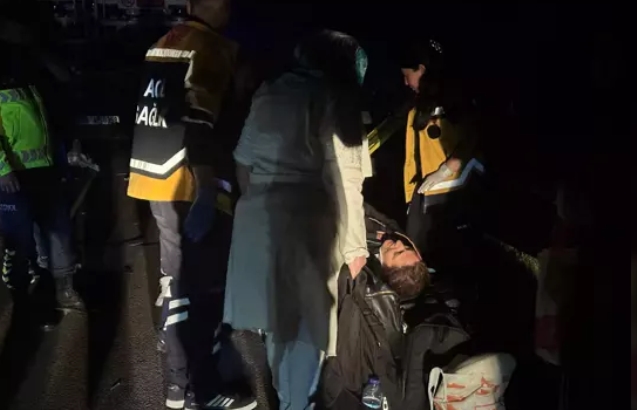 Minibüs, kamyon ile çarpıştı... Çok sayıda yaralı var...