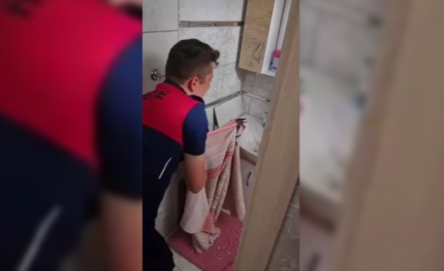 Banyoda mahsur kalan karga kurtarıldı...