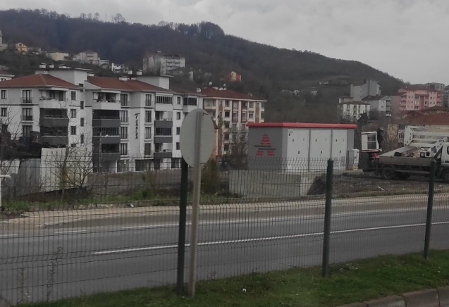 Trafo, yol kenarına alındı...