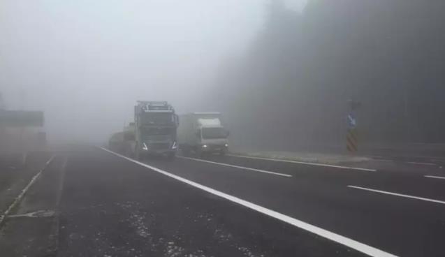 Sis etkili oldu... Görüş mesafesi 20 metreye düştü...