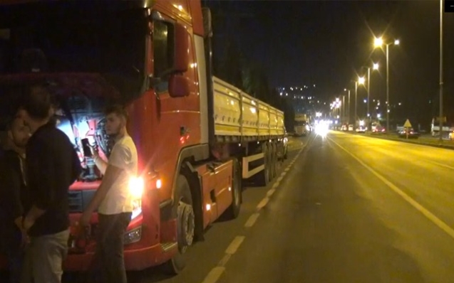 Tır'ın, motor yağı döküldü...araçlar birbirine girdi...