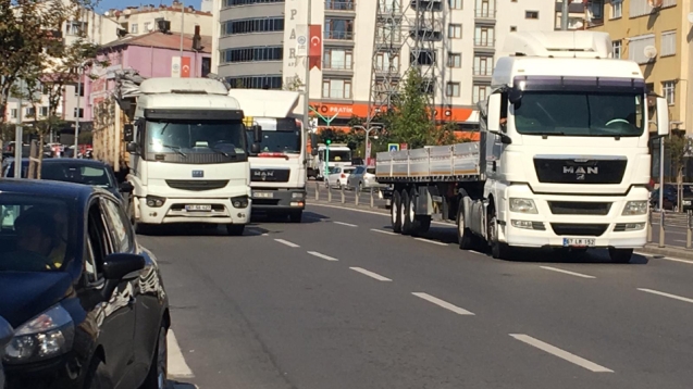 Arızalanan kamyon trafiği kitledi...