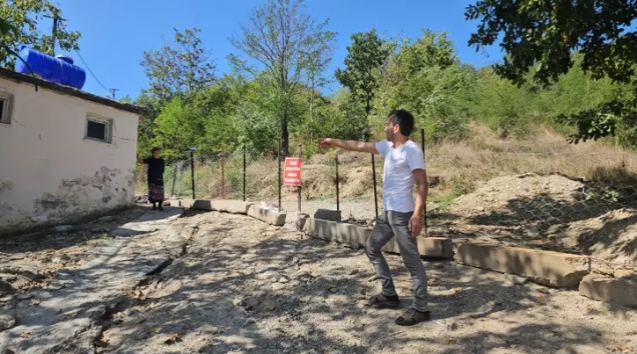 Arazisinden geçen yolu kapattı...