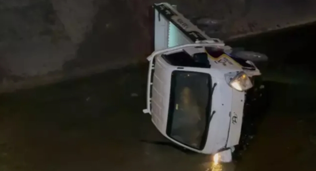 Alkollü sürücü sulama kanalına devrildi...