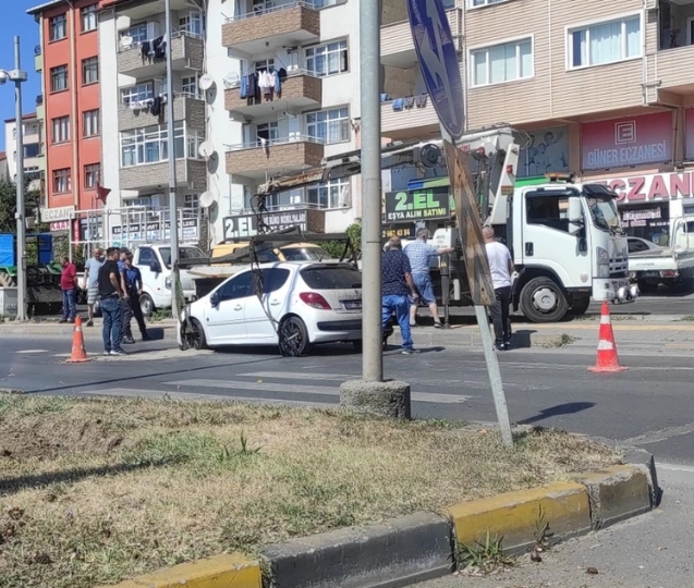 Kaldırıma çarparak durabildi ! 1 yaralı