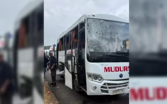 Midibüs 3 araca çarptı... 10 yaralı...