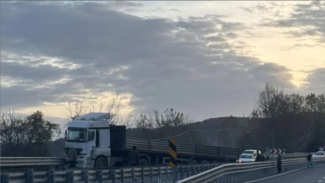 Hakimiyetini kaybetti... Bariyerlere çarparak durabildi...