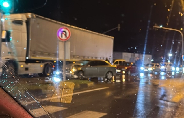 Otomobil TIR'ın altına girdi... Çok sayıda yaralı var...