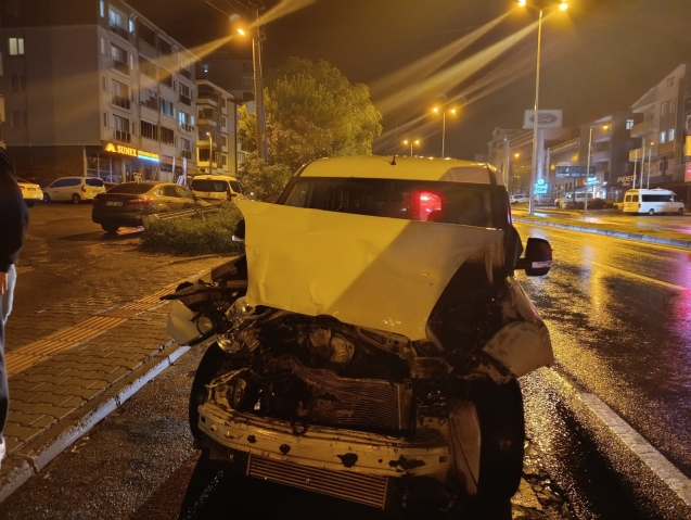 Yağışlı hava kazaya neden oldu... Yaralılar var...