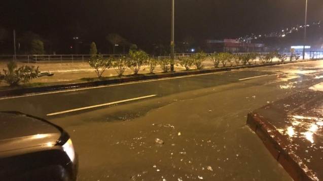 Sahil yolu sular altında...