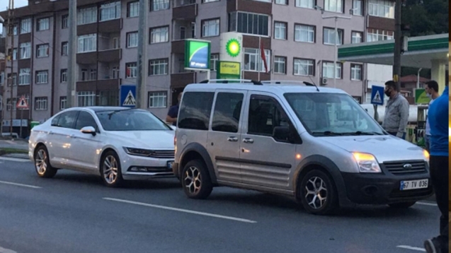 İki araç birbirine girdi trafik kilitlendi...