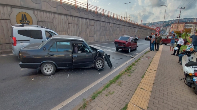 3 araç birbirine girdi.. 1 yaralı...
