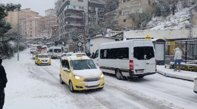 Araçlar yolda kaldı… Trafik felç oldu…