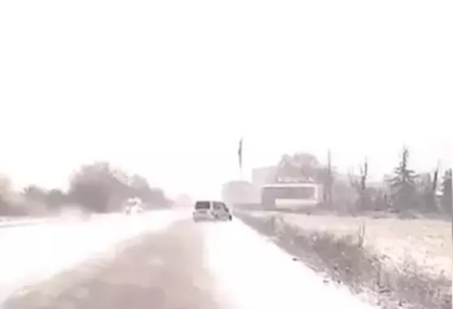 Kontrolden çıkarak yol kenarına devrildi...