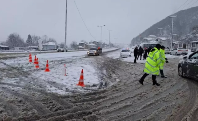 Kaza nedeniyle yol ulaşıma kapandı...