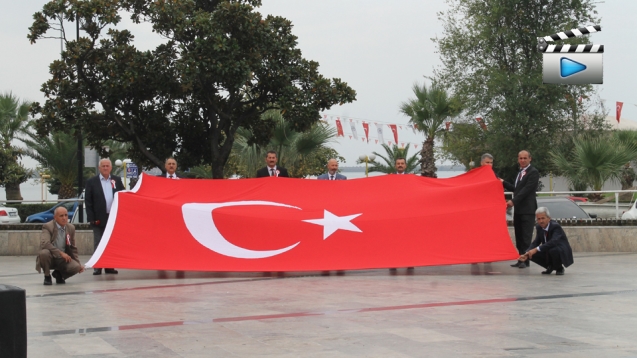MUHTARLARDAN DEV TÜRK BAYRAĞI...