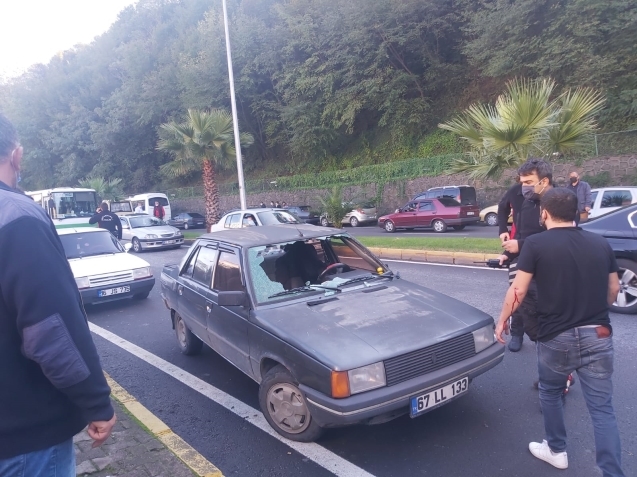 Otomobilin önüne atladı...