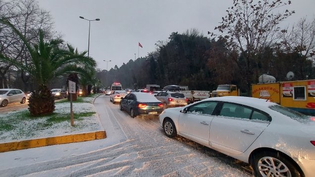 Yoğun kar yağışından araçlar yolda kaldı...