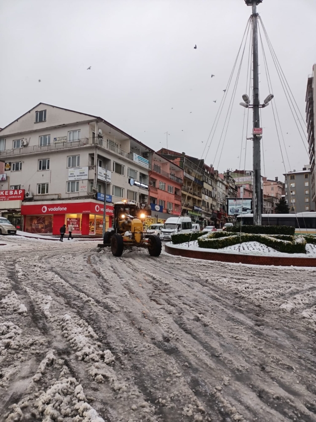 EREĞLİ BELEDİYESİ, KARLA MÜCADELE İÇİN SAHADA…