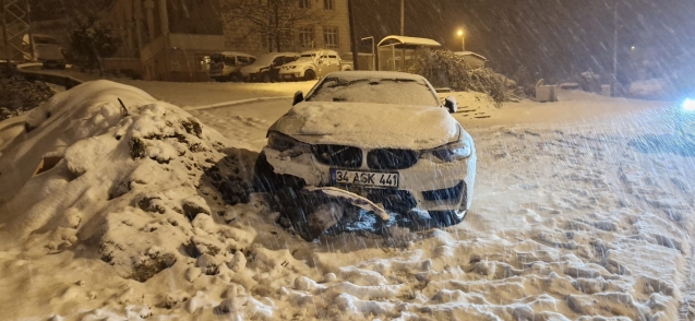 Kardan kayarak bariyerlere çarptı... 1 kişi yaralandı...