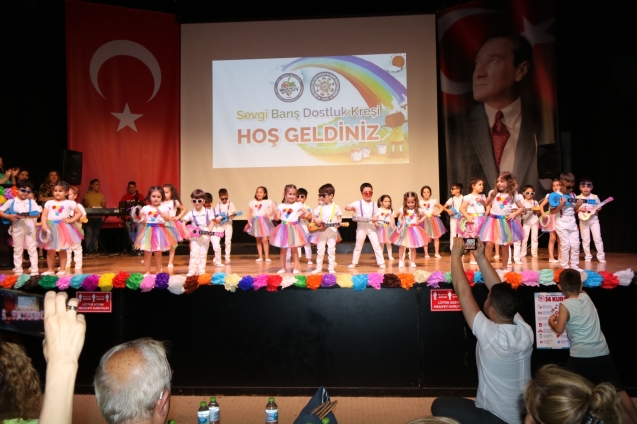 BELEDİYE KREŞİNDE, YIL SONU COŞKUSU VARDI