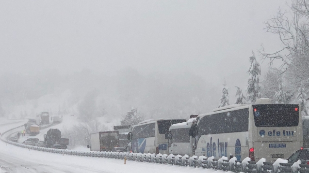 Yol üzerinde çok sayıda araç yolda kaldı.