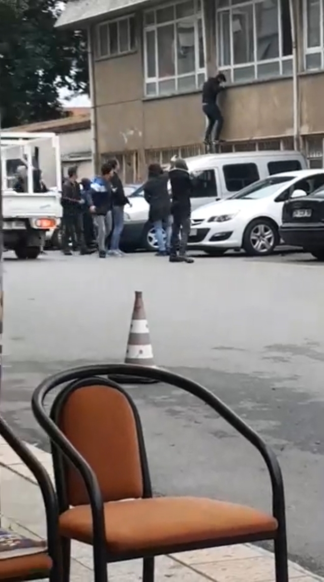 İkinci kattan atladılar, öğretmenlerine yakalandılar…