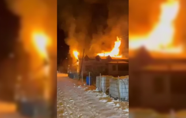 2 katlı evin çatısı yandı... Kullanılamaz hale geldi...