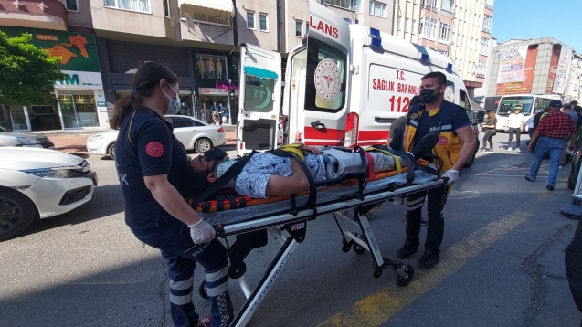 Motosiklet ile ticari araç çarpıştı...