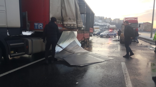 Saclardan dolayı yol trafiğe kapandı.