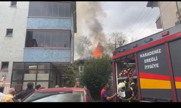 Çatı katındaki yangın, korku yaşattı...