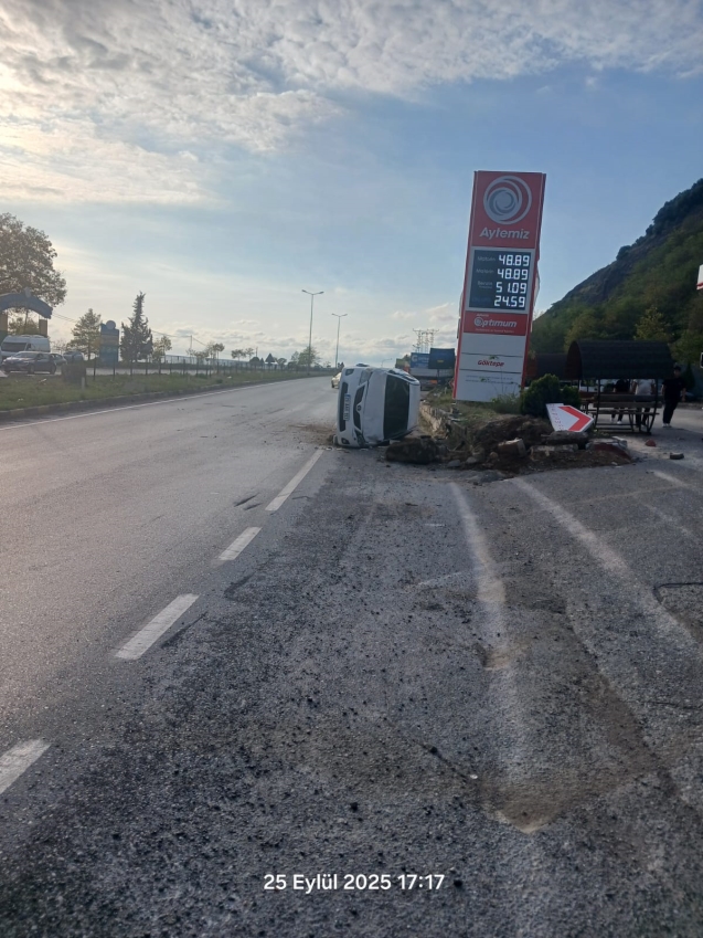 Önce bariyere, sonra reklam panosuna...
