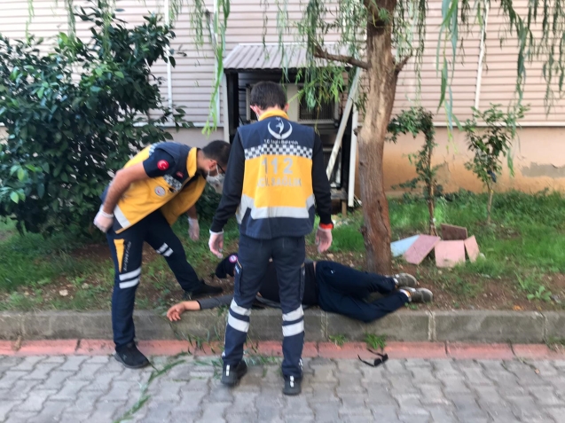 Eşiyle kavga eden şahıs yerde yattı...