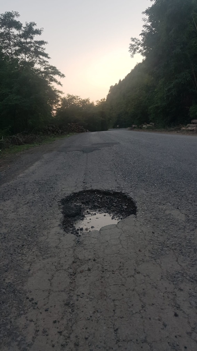 Çukurlar, sürücülere zor anlar yaşatıyor...