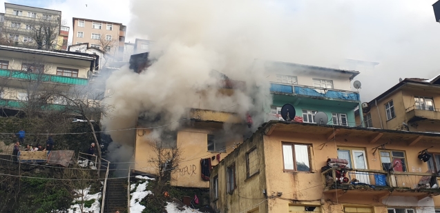 2 katlı binada yangın... Ekipler olay yerinde...