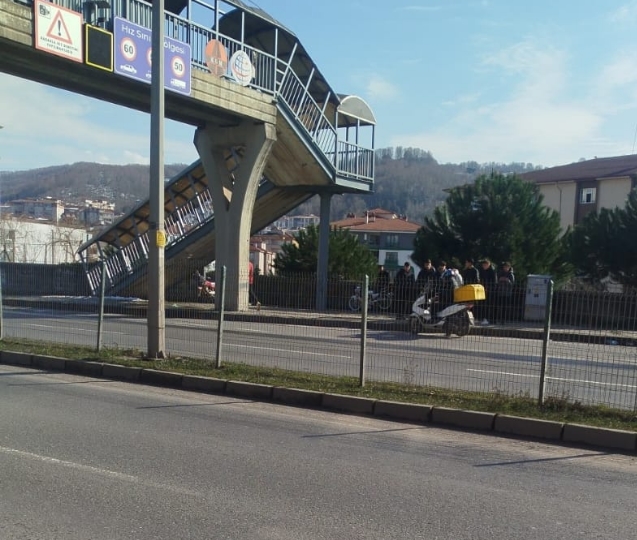 Motosiklet yayaya çarptı... yaya kaçtı...